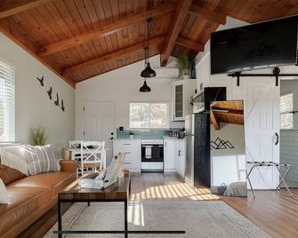 Modern Cabin with Private Jacuzzi - Casa de Manzanita - Ahwahnee - Living room