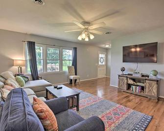 Family-Friendly Getaway w/ Fire Pit & 2 Kayaks! - Bridgewater - Sala de estar