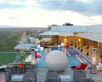 Emara Ole-Sereni - Nairobi - Kolam