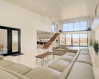 Pure Luxury W Movie Theater Near Quiet Beach! - Ardmore - Living room