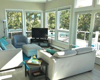 Across Street From Private Beach; Bright & Airy; Renovated Bathrooms & Kitchen - Eastham - Huiskamer