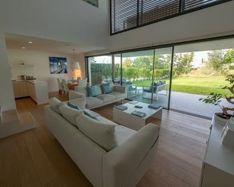 Luxury architect design 4 bedroom villa at 5 star resort. Private garden. Pool. - Caldas de Malavella - Sala de estar
