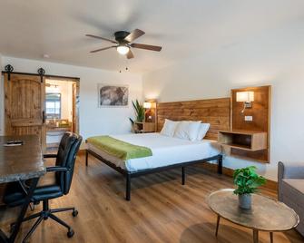 Americas Best Value Inn by the River Hot Springs - Hot Springs - Bedroom