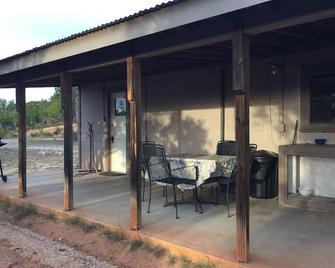 Private refuge on the Llano River to fly fish, swim, relax, and enjoy creation - Junction - Binnenhof