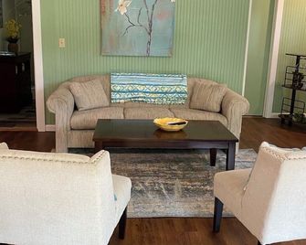 Caddo River Crossing - The Bungalow - Has a view and access to the Caddo River - Caddo Gap - Living room