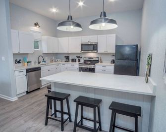 Cozy And Lovely 2br 2ba Apt#a Near Lively Downtown - San Antonio - Kitchen