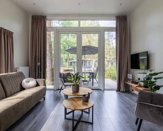 Comfortable chalet with combination microwave near the Veluwe - Hoenderloo - Living room