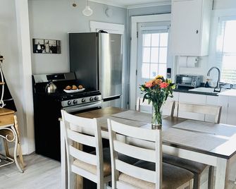 Ocean Breeze -Dog Friendly Cottage Steps 2 Beach Sleeps 6 - 100 yards to Beach! - Hampton - Dining room