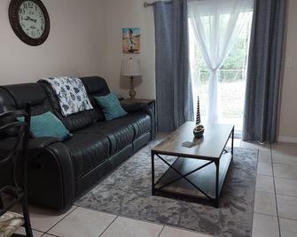2 Bedroom with private fenced in yard for grilling. - Crystal River - Wohnzimmer