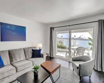 Oceanside Marina Suites - Oceanside - Вітальня