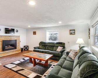 Scenic Home w/ Lake Washington Access & Fire Pit - Madison Lake - Wohnzimmer