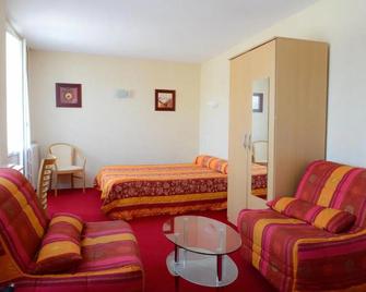 Logis Hotel Restaurant Du Commerce - Pont-d'Ouilly - Bedroom