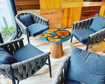 موريكس بلازا هوتل آند سويتس - مونروفيا - غرفة معيشة