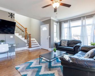 Excellent Couples Retreat! All Kings w/Own Baths! - Chattanooga - Living room