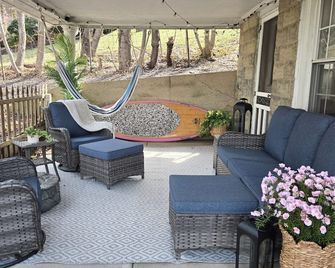 Adorable Cottage With Water Views, Across The Street From Prime & Other Eateries - Huntington - Innenhof