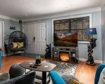 The Bear's Den - Charleston - Living room