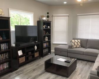 The Quincy Property (3.4 Mi to Lambeau and Resch) - Green Bay - Living room