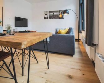 Cozy 1-BR Antwerp Gem + Free parking - אנטוורפן - חדר אוכל