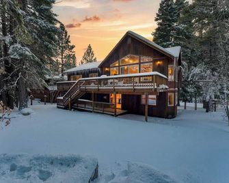 Cherry Hills Spacious Tahoe Cabin with Deck Fireplace Open Interiors - South Lake Tahoe - Building