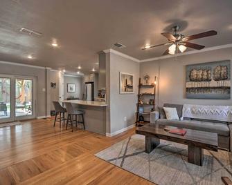 Stylish Home - Walk to Texas Tech University! - Lubbock - Living room