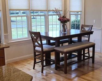 Charming 4-bedroom house with WiFi, AC in amazing Foxborough - Foxborough - Dining room