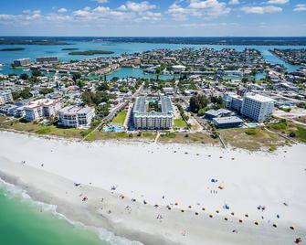 Unit w/ Gulf View, Full Kitchen! Pool, Direct Beach Access, Free Parking! - Treasure Island - Pláž