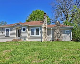 Charming 2-bedroom cottage in scenic Southwest MO with a large corner lot. - Ava - Edificio