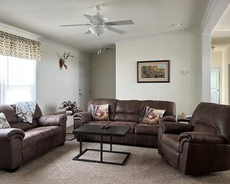 Lunker House By the Bay- Rural, Contemporary and Spacious-Moments from Downtown - Algoma - Sala de estar