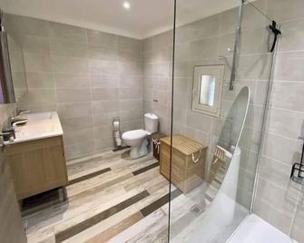 Les Piscines - Bezouce - Badkamer