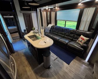 Cozy 2-bedroom RV with private pond in charming La Fayette - LaFayette - Living room