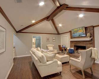 Skyline Lux - King Bed - Garage - Texarkana - Living room