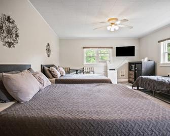Double Queen + Twin | Motel Suite Near Wellsboro - Wellsboro - Ložnice