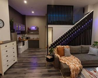Lambton Quay Loft - Sleeps 11 - Wellington - Living room