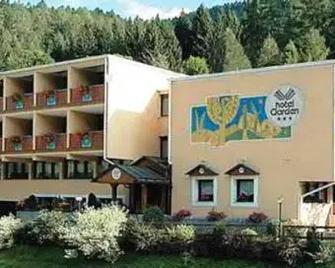 Hotel Garden - Mezzana - Building