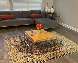 Cozy Mid-Rise Suburb of Atlanta\n - Sandy Springs - Living room