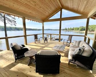 Charming Cottage with Stunning Point Views, Flat Lot, Walk-in Water, and a Dock! - Jasper