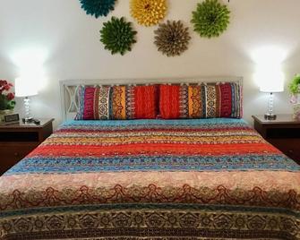 Private Entrance King Bed Entire Suite No Cleaning Fee - Johnstown - Bedroom