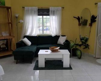 Belmopan Royal Villa - Belmopan - Living room