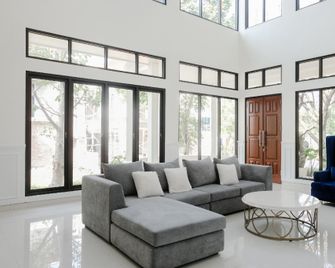 OYO 1110 Ijen Butik House - Malang - Wohnzimmer