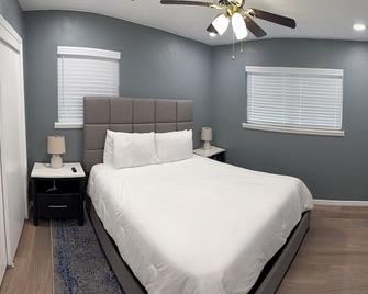 Fully renovated spacious home! Great neighborhood with plenty of parking! - Perryton - Bedroom