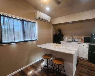 New Studio Across From Mercy Hospital - Mason City - Küche