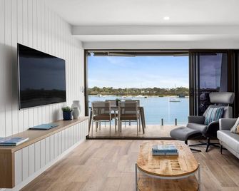 Commodore 5 Modern Waterfront - Noosa Heads - Living room