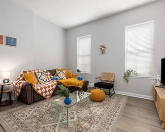 Soulard Gem-Cozy Apt- Walk To Downtown Stl! Wifi - St. Louis - Living room