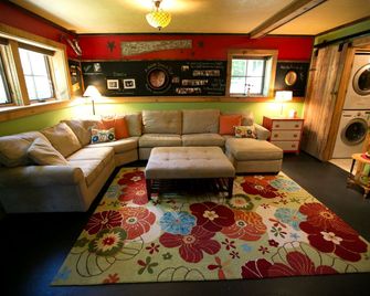 Private Rustic Cabin with Ski-In and Ski-Out Access in Jackson, New Hampshire - Jackson - Living room