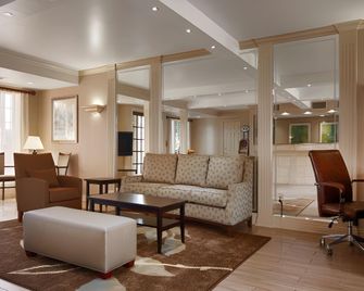 Days Inn & Suites by Wyndham Roseville/Detroit Area - Roseville - Area lounge