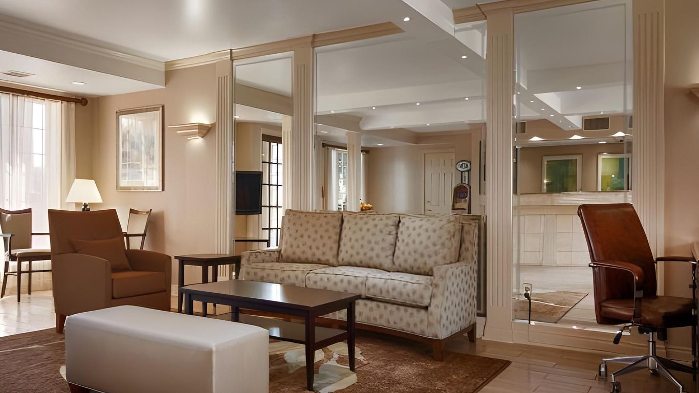 Days Inn & Suites by Wyndham Roseville/Detroit Area