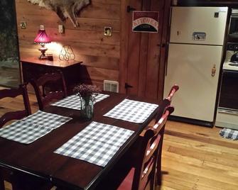Seven Springs Cabin - Fox Tail Chalet - Authentic, Pet Friendly Log Cabin Chalet - Champion - Comedor
