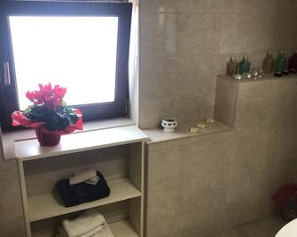 Two Rooms with connection door,ideal for families, not far from the sea, privat parking - Poreč - Baño
