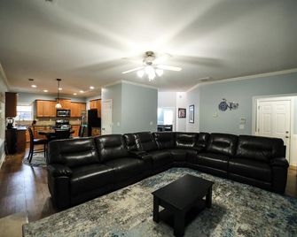 Huge 5 Bdrm W/King Bed Hot Tub - Loganville - Sala de estar