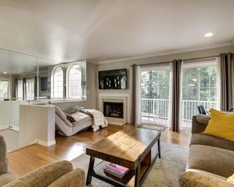 Lake Oswego Home with Deck 9 Mi to Downtown Portland - Lake Oswego - Living room